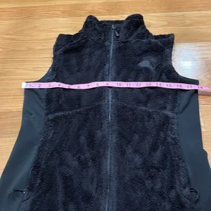 The north face women’s black fleece vest size medium. thumbnail 3
