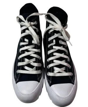 Converse Platform comfort with classic style. Carefully Chosen ❤️ Size: Women’s 8.5 thumbnail 1