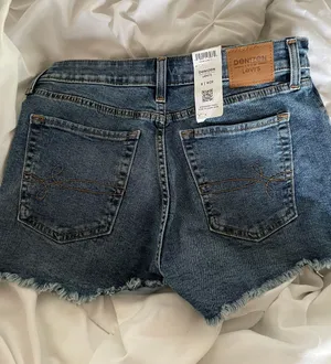 Levi's High-Waisted Denim Shorts thumbnail 4