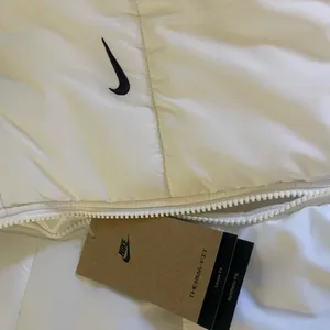 Nike Women's Sportswear Classic white Puffer Therma-FIT Loose Vest thumbnail 4