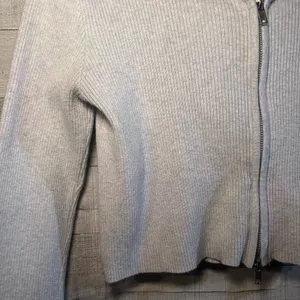 Brandy Melville grey ribbed cropped hoodie thumbnail 5