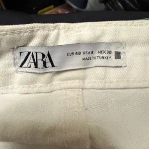 1971 | Zara Distressed High Rise Straight Leg Raw Hem White Jeans Womens‎ 8 thumbnail 7