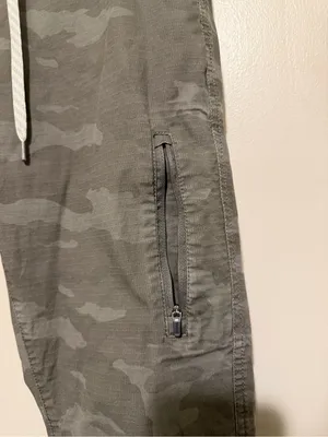 Vuori women’s medium Olive Gray Camo Cargo Pants thumbnail 2