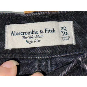 Abercrombie & Fitch The ’80s Mom High Rise Black Denim Jeans Size 30 10 L Tall thumbnail 3