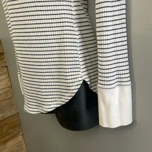 Abercrombie & Fitch White and Gray Fitted Buttoned Blouse thumbnail 3