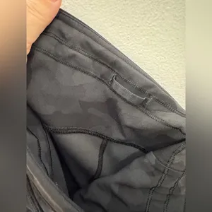 Lululemon Black Camp Side Pocket Pockets Biker Shorts‎ Size 2 thumbnail 6