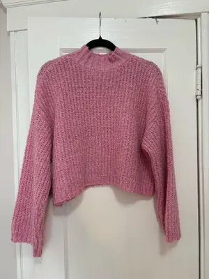 Pink sweater Size M thumbnail 2