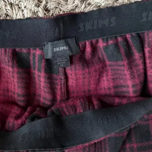 NWOT SKIMS Unisex Fleece Flannel Sleep pants Medium in Wine Plaid 4x thumbnail 6