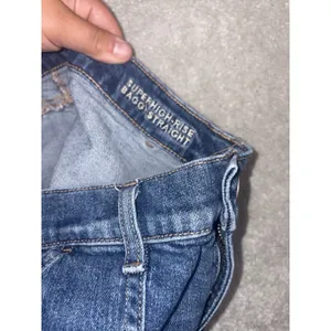 American Eagle Super High Rise Baggy Straight Cargo Jeans Size 12‎ Short Denim thumbnail 4