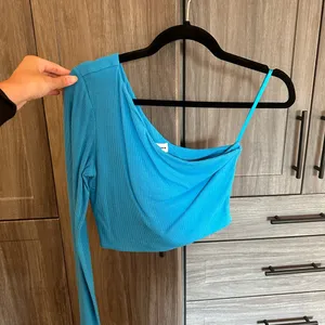 Superdown Karol Ribbed One-Shoulder Crop Top in Cobalt thumbnail 4