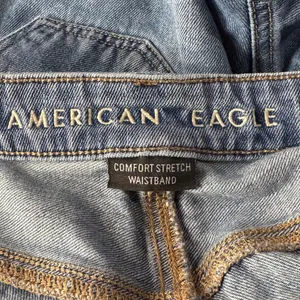 American Eagle SZ 4 LONG Mom Jeans Hi-Rise Distressed Rip Zip-Fly Whiskered Blue thumbnail 8