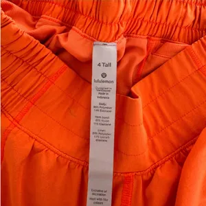 Lululemon Shorts Hotty Hot 2.5" High-Rise thumbnail 2