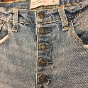 Abercrombie & Fitch a & f mom jeans distressed jeans size 4 raw hem button fly thumbnail 3