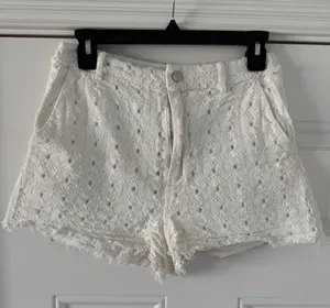 Le lis White High Waisted Shorts thumbnail 1