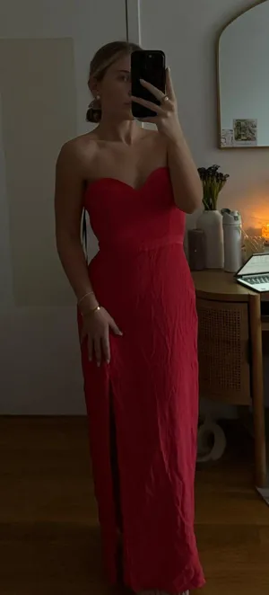 Red Gown Size M thumbnail 3