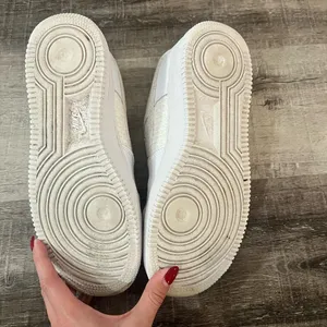 NIKE Women Air Force 1 ‘07 SE in White Sail Lemon Wash thumbnail 7
