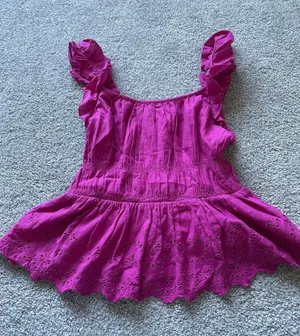 Old Navy Eyelet Ruffle strap Fuscia Peplum tank size medium 100% cotton thumbnail 1