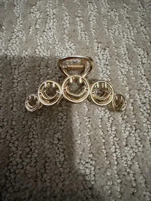 Set of 4 Assorted Smiley Face and Flower Hair Claw Clips thumbnail 7