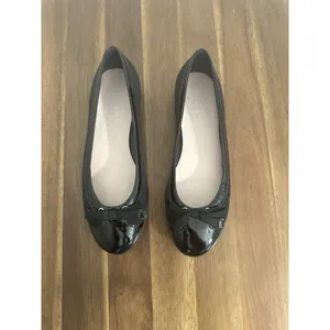 Talbots Black Patent Cap Toe Classy Leather Ballet Flats w bow sz 6 EUC thumbnail 3
