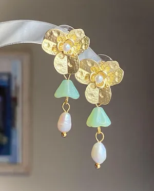 Handmade quality flower Czech glass beads & natural pearl cute fairy cottage style dangle earrings💚💐 thumbnail 1