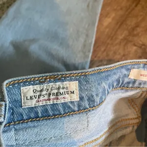 Levi's Wedgie Straight Jeans Light Wash Button Fly Size 27 thumbnail 4