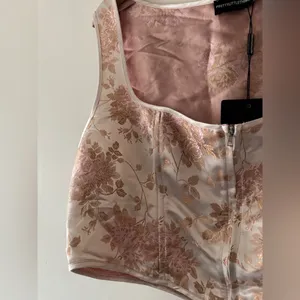 NEW! PrettyLittleThing Pink Satin Oriental Zip Front‎ Corset Crop Top thumbnail 4