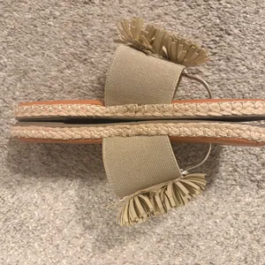 Tommy Bahama Gold Fringe Sandals. 7 thumbnail 4
