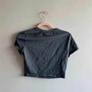 aritzia grey crop top thumbnail 2
