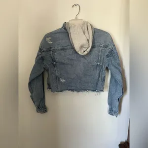 American Eagle Cropped Hooded Denim Jacket Distressed Raw Hem XS Light Wash thumbnail 15