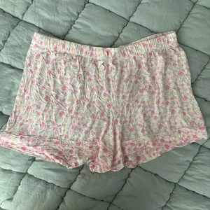 Victoria Secret Pink Floral Pajama Shorts Large thumbnail 1