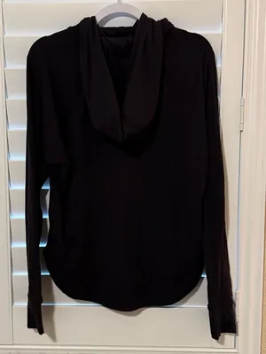 Lululemon Athletica Women's Black Long Sleeve Hooded Top size 6 thumbnail 1