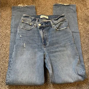 Abercrombie & Fitch 90’s High Rise Jeans thumbnail 1