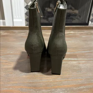 Journee‎ Collection Sarah Block Heel Bootie Olive Green Lizard Texture Zip 12 thumbnail 9