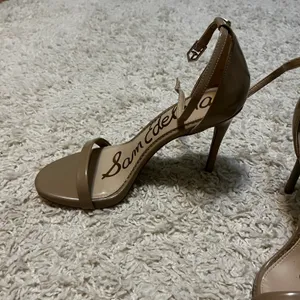 Nude Heels Size 9 thumbnail 2
