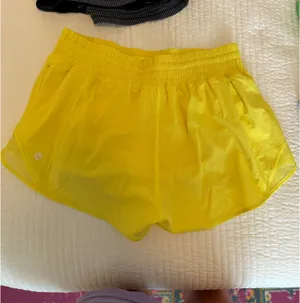 Lululemon Hotty Hot Shorts High-Rise 2.5" thumbnail 2