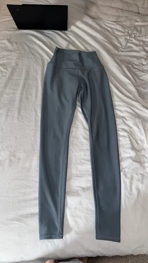 Alo Yoga Airlift High Rise Gray Ankle Length Leggings Gym Workout Women’s Small thumbnail 9