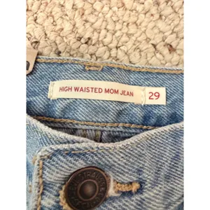 NWT Levi's High Waisted Mom Jeans Distressed Light Wash W29 L29 Grunge Y2K thumbnail 3