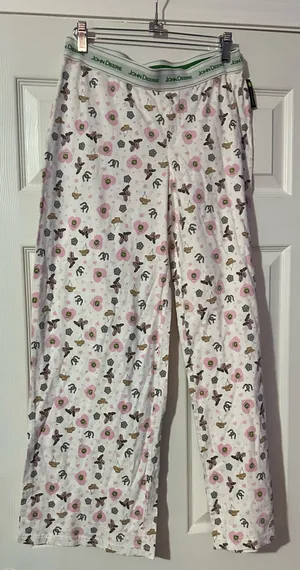 John Deere juniors pajama lounge pants are a size 11-13 years. thumbnail 1