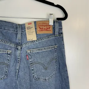 NWT Levi's High Waisted Mom Jean's Medium Wash Size 26x27 thumbnail 4