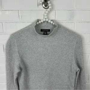 Saks Fifth Avenue Grey Ribbed Cashmere Knit Sweater Size M thumbnail 4