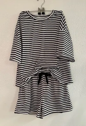 Amazon Black and White Striped Set thumbnail 1