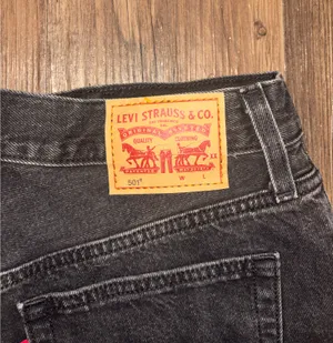 Levi's Women’s black jean shorts thumbnail 3