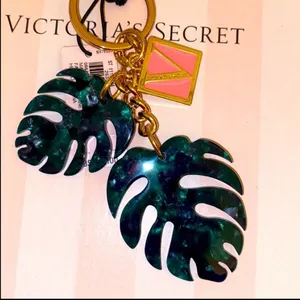 Victoria’s Secret Limited Edition Palm leaf keychain 🌴 thumbnail 2