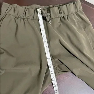 Lululemon On The Fly Crop 23 Dark Olive Luxtreme Travel Pants Size 6 thumbnail 8