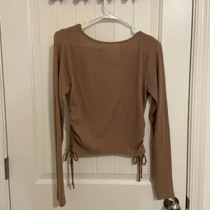 EUC Hollister women’s tan knit baby tee v-neck ruched crop long sleeve‎ top thumbnail 6
