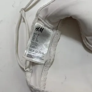 H&M Stylish Bikini Set in White, Yellow, and Snake Print. Size Medium/Small. thumbnail 4