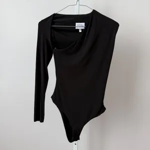 SNDYS‎ Everyday sz S Black One Shoulder Asymmetrical Cutout Bodysuit Mob Wife thumbnail 2