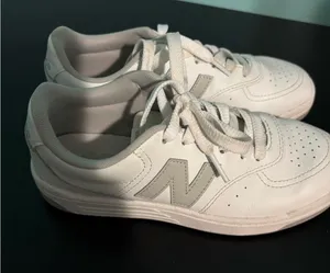 New balance sneakers size 4  thumbnail 2