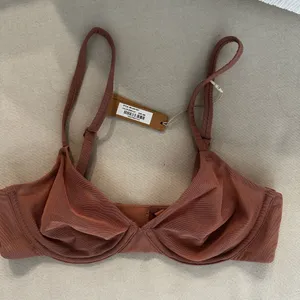 SKIMS NWT Bra thumbnail 1
