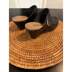 Clarks‎ Bendables Black Leather Laser Cut Floral Clogs Mules Buckle Heels Womens thumbnail 3